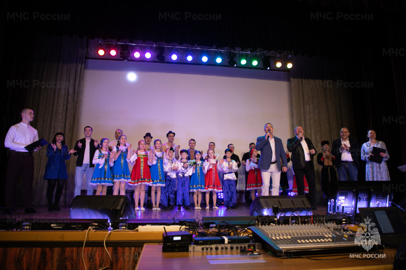 Сотрудницы Ногинского СЦ МЧС России принимают поздравления с 8 марта.