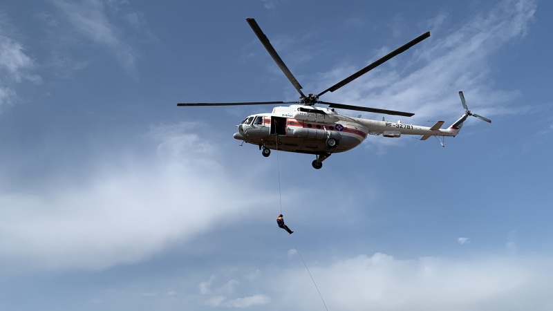 Спасатели Ногинского СЦ отрабатывают навыки парашютно-десантной подготовки.