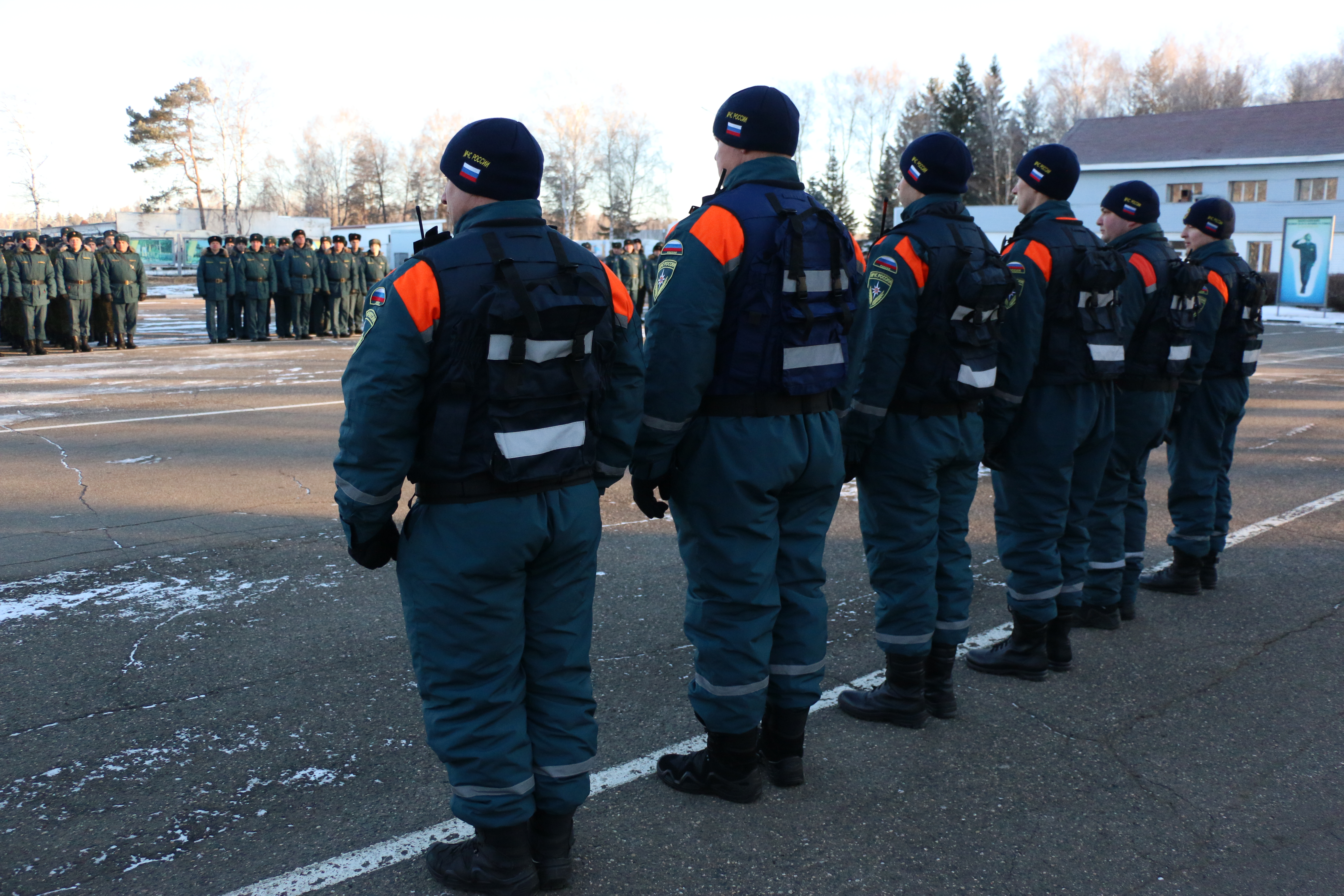 Торжественное построение по случаю отправки пиротехнических расчётов.