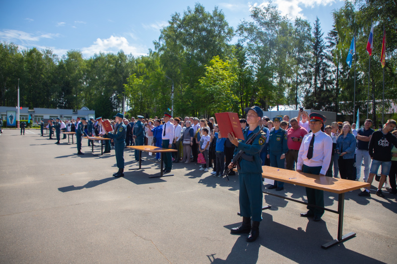 В Ногинском спасательном центре МЧС России молодое пополнение приняло военную присягу.