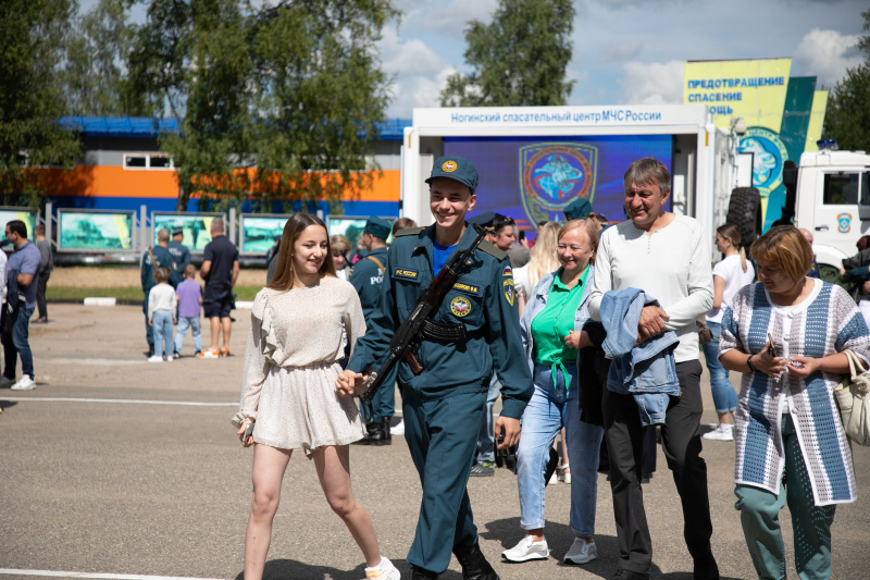 В Ногинском спасательном центре МЧС России молодое пополнение приняло военную присягу.