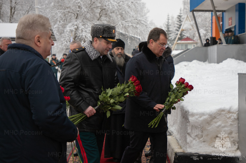 В Ногинском СЦ состоялось открытие мемориальной доски спасателю центра Магомеду Нальгиеву