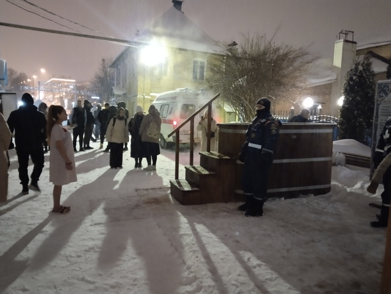 Специалисты ФГКУ " Ногинский СЦ МЧС России" обеспечивают безопасность крещенских купаний.