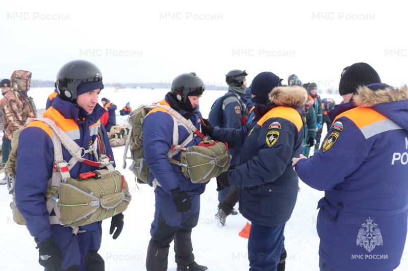 Тренировки спасателей МЧС России по десантированию с вертолёта Ми-8 и прыжкам с парашютом.