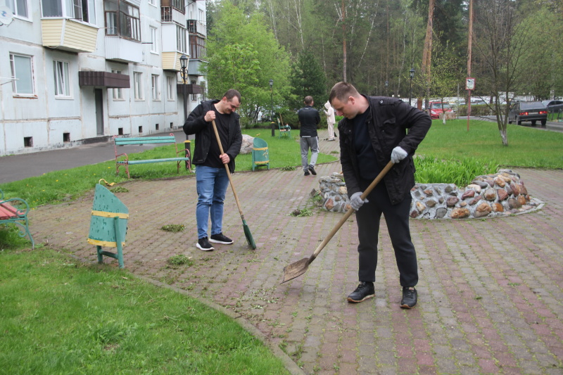 Семьи спасателей Ногинского СЦ посадили «Семейные деревья».