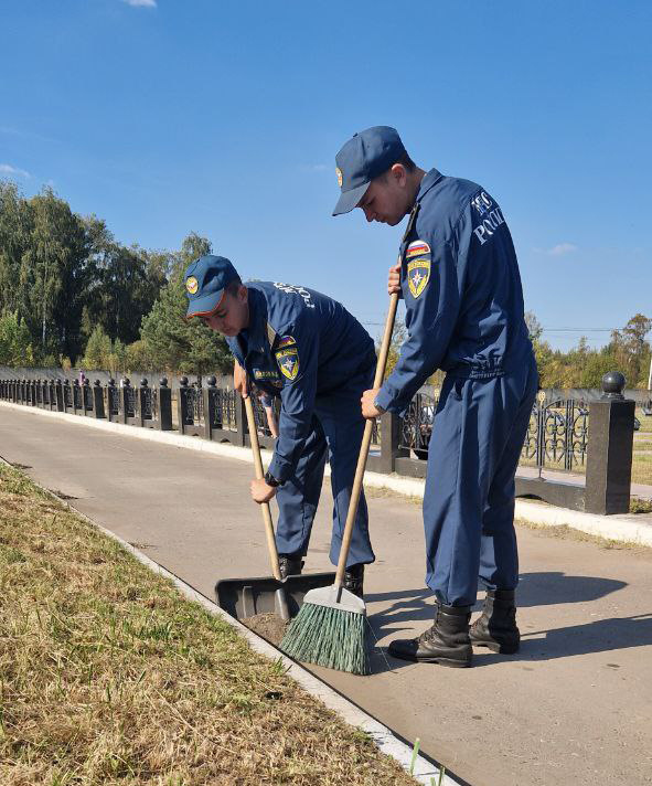 Личный состав центра принял участие в акции по благоустройству памятных мест и захоронений.