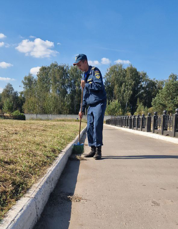 Личный состав центра принял участие в акции по благоустройству памятных мест и захоронений.