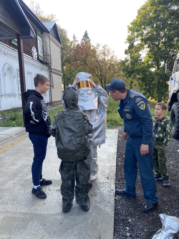 Специалисты Ногинского СЦ познакомили детей с профессией спасателя.