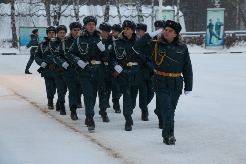 Заместитель начальника центра по вооружению Ногинского СЦ простился с боевым знаменем.