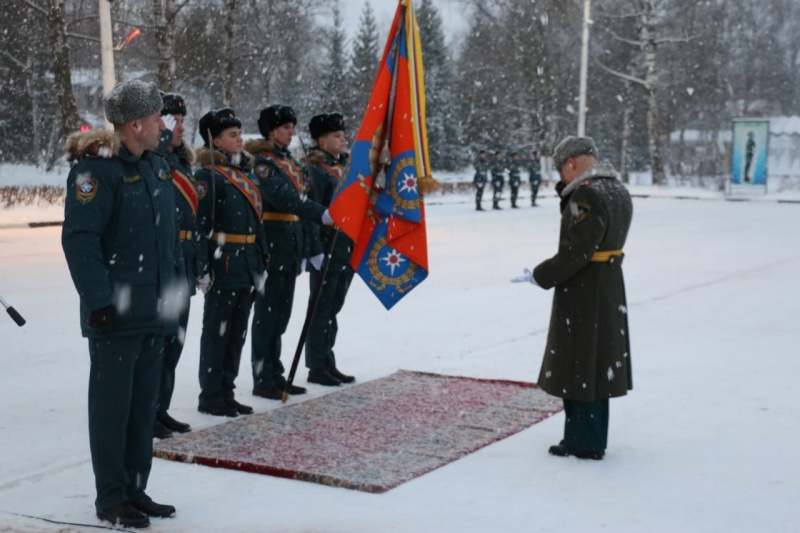 Заместитель начальника центра по вооружению Ногинского СЦ простился с боевым знаменем.