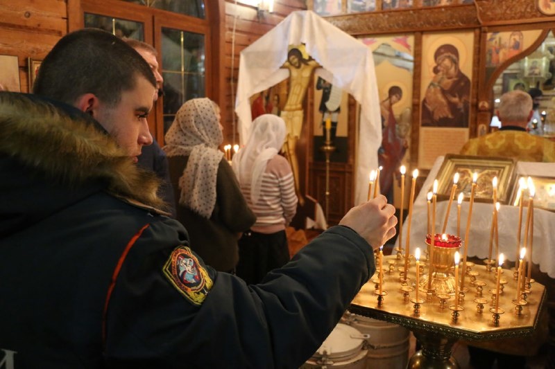 Специалисты Ногинского спасательного центра обеспечивают безопасность крещенских купаний.