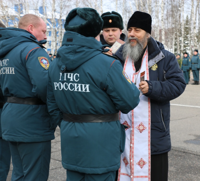 Торжественное построение по случаю отправки пиротехнического расчёта