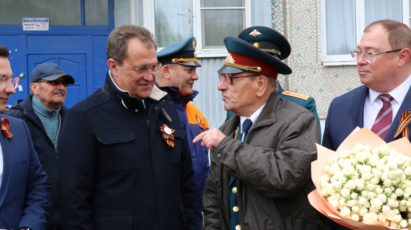 Ансамбль «Спасатель» поздравил ветеранов с Днём Победы