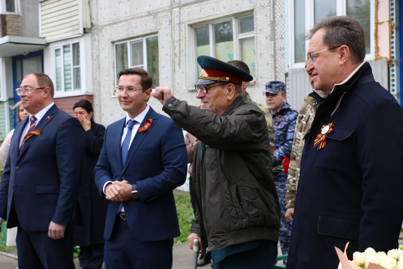 Ансамбль «Спасатель» поздравил ветеранов с Днём Победы