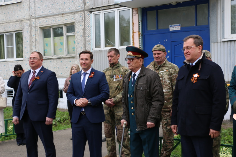 Ансамбль «Спасатель» поздравил ветеранов с Днём Победы