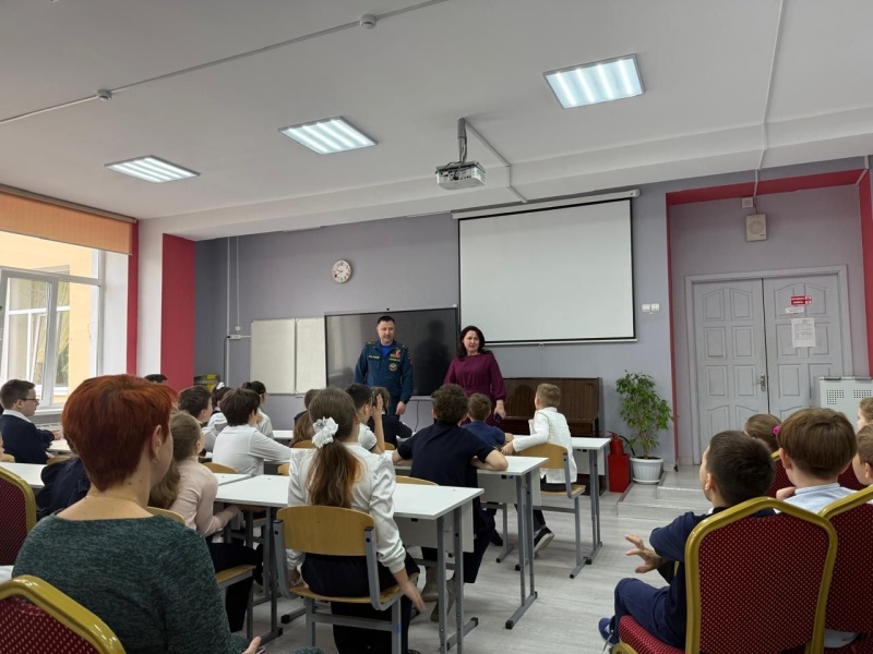 Начальник Ногинского ордена Жукова спасательного центра МЧС России провел с учащимися «Ногинской гимназии» беседы на важные темы