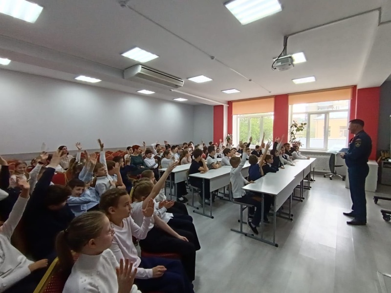 Начальник Ногинского ордена Жукова спасательного центра МЧС России провел с учащимися «Ногинской гимназии» беседы на важные темы