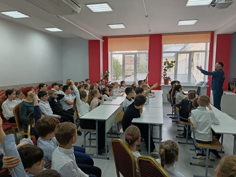 Начальник Ногинского ордена Жукова спасательного центра МЧС России провел с учащимися «Ногинской гимназии» беседы на важные темы