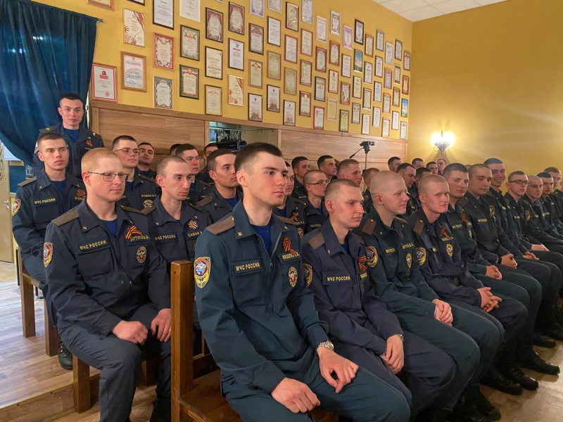 Военнослужащие Ногинского спасательного центра посетили спектакль «Малютка», основанный на реальных событиях
