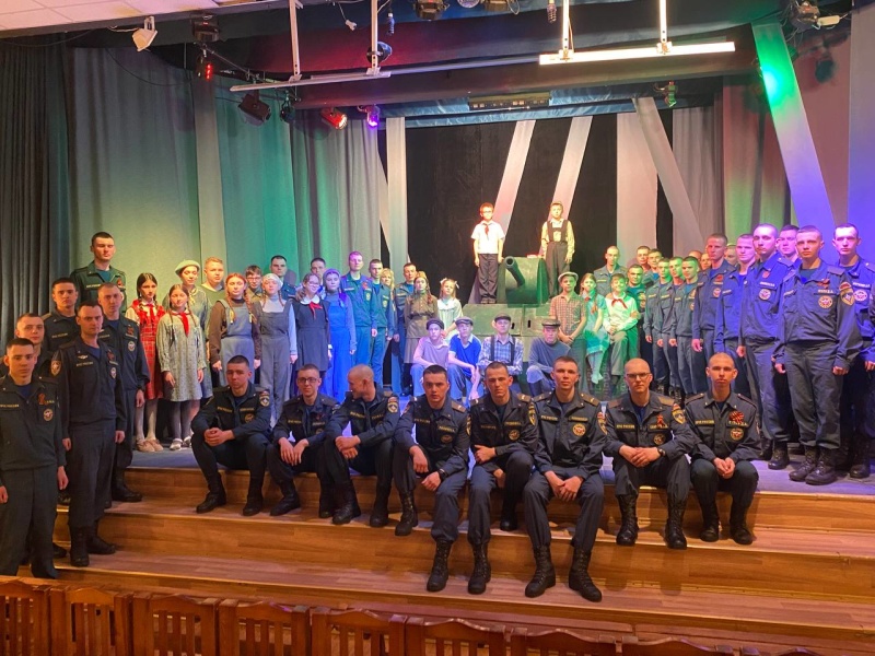 Военнослужащие Ногинского спасательного центра посетили спектакль «Малютка», основанный на реальных событиях