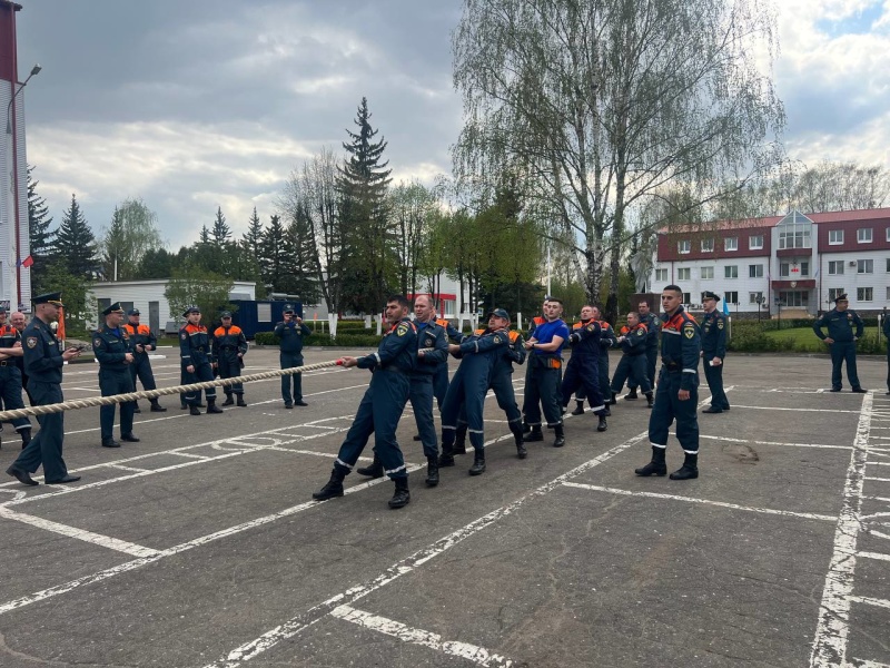 На территории Ногинского спасательного центра прошли соревнования по перетягиванию каната, посвященные 80-й годовщине Победы в Великой Отечественной войне
