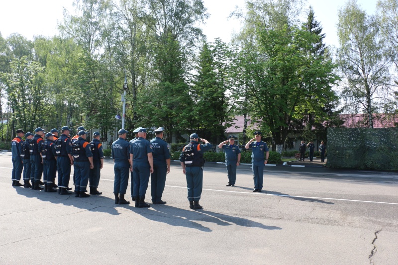 В Ногинском спасательном центре прошло торжественное построение в честь возвращения пиротехнического расчёта