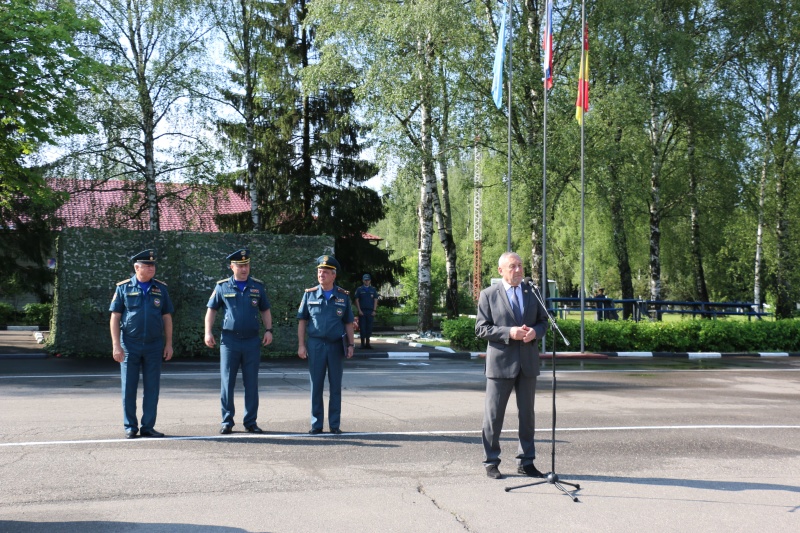 В Ногинском спасательном центре в торжественной обстановке проводили пиротехнический расчёт в Курскую область
