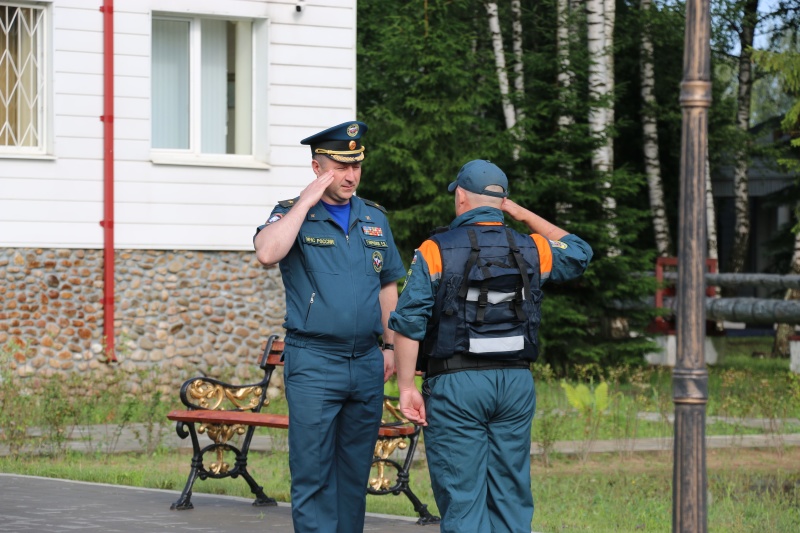 В Ногинском спасательном центре в торжественной обстановке проводили пиротехнический расчёт в Курскую область