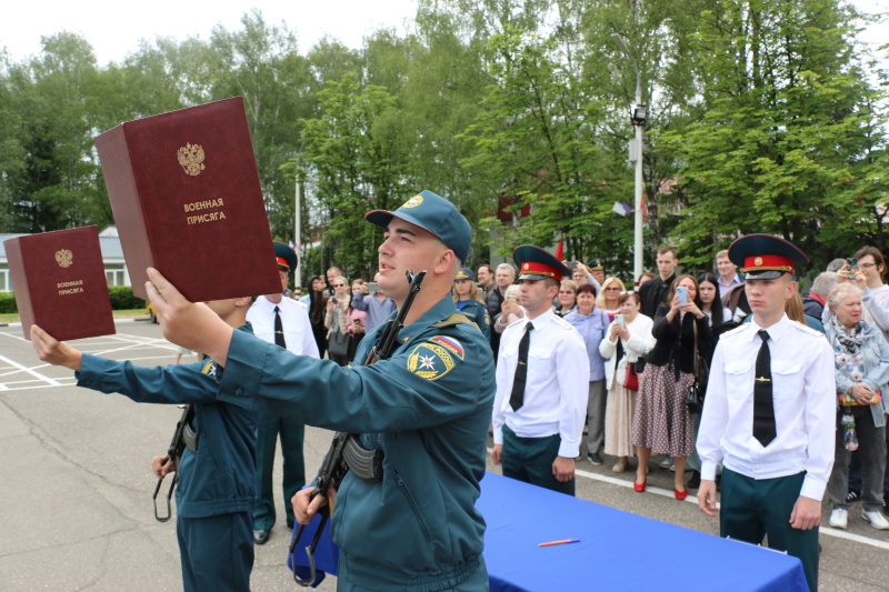 В Ногинском спасательном центре молодое пополнение приняло военную присягу
