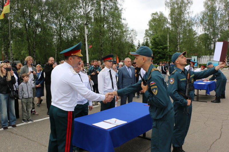 В Ногинском спасательном центре молодое пополнение приняло военную присягу