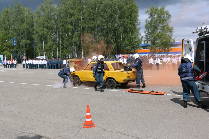 В Ногинском спасательном центре молодое пополнение приняло военную присягу