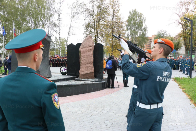 Личный состав Ногинского СЦ почтил память героев: дань уважения павшим защитникам Отечества