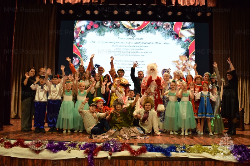20 декабря для детей военнослужащих и работников центра было организовано новогоднее представление "По щучьему велению"