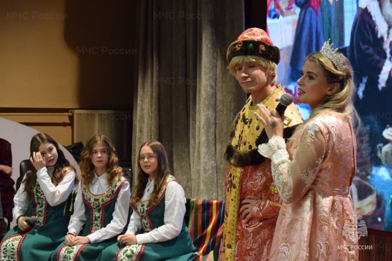 20 декабря для детей военнослужащих и работников центра было организовано новогоднее представление "По щучьему велению"