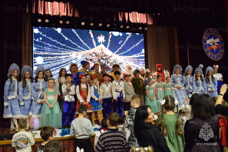 20 декабря для детей военнослужащих и работников центра было организовано новогоднее представление "По щучьему велению"