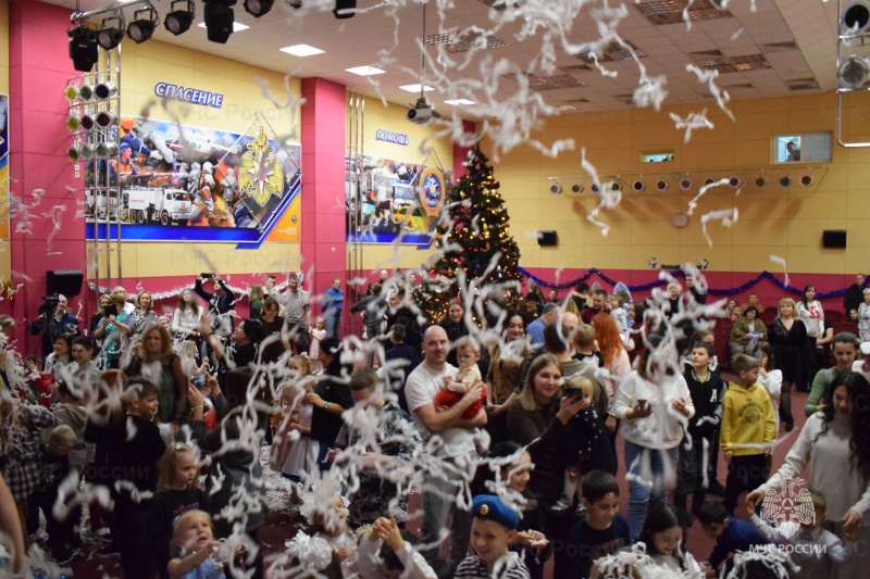 20 декабря для детей военнослужащих и работников центра было организовано новогоднее представление "По щучьему велению"