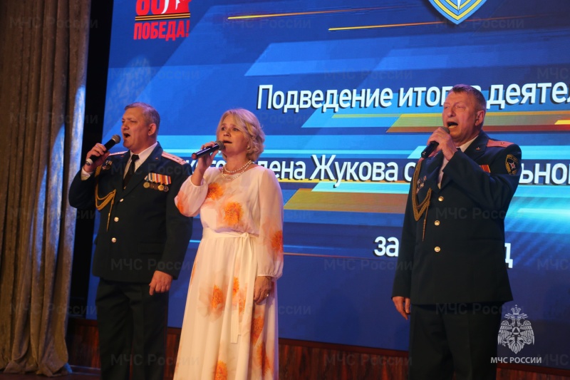 26 декабря в Ногинском ордена Жукова спасательном центре МЧС России состоялись торжественные мероприятия, посвященные 35-й годовщине образования МЧС России и Дню спасателя Российской Федерации