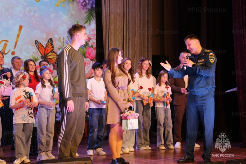 В Ногинском ордена Жукова спасательном центре МЧС России прошел праздничный концерт, приуроченный к Международному женскому Дню