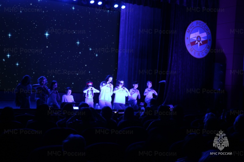В Ногинском ордена Жукова спасательном центре МЧС России прошел праздничный концерт, приуроченный к Международному женскому Дню