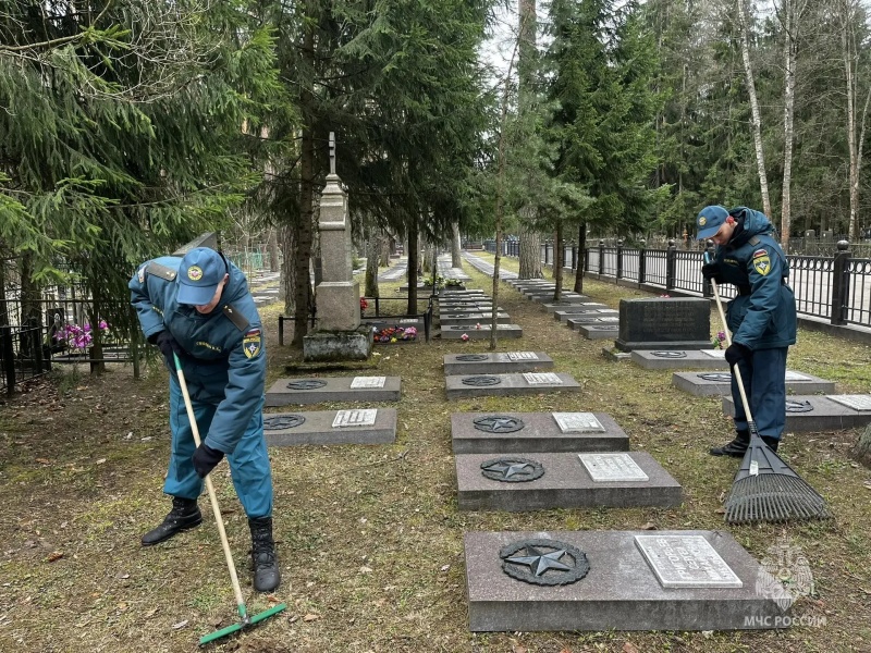 Военнослужащие Ногинского ордена Жукова спасательного центра облагораживают воинские захоронения