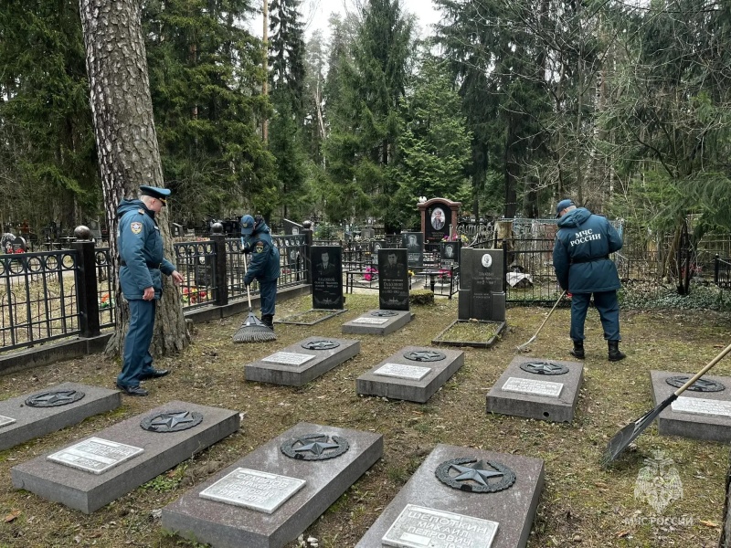 Военнослужащие Ногинского ордена Жукова спасательного центра облагораживают воинские захоронения