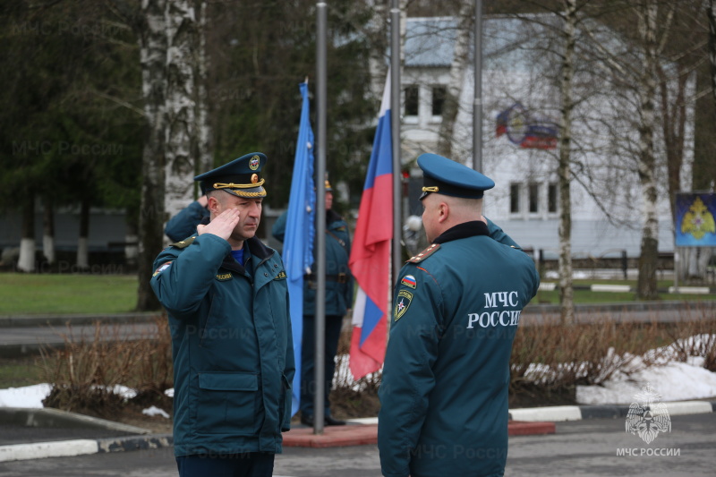 Торжественное построение в честь 377-й годовщины пожарной охраны России