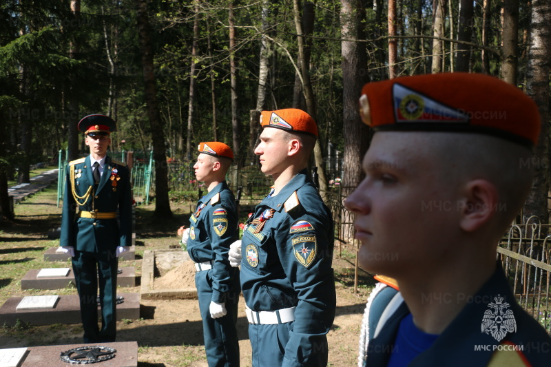 Личный состав Ногинского ордена Жукова спасательного центра принял участие в митинге на городском кладбище