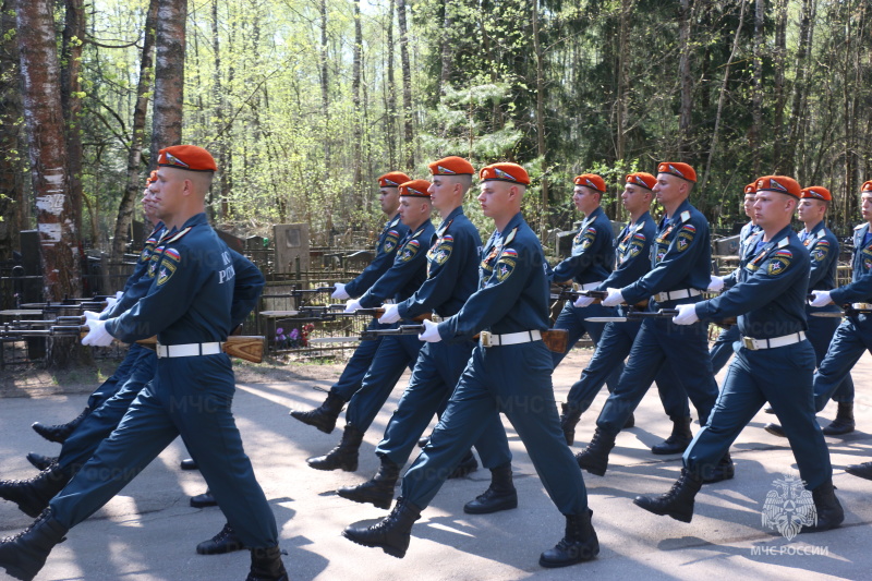 Личный состав Ногинского ордена Жукова спасательного центра принял участие в митинге на городском кладбище