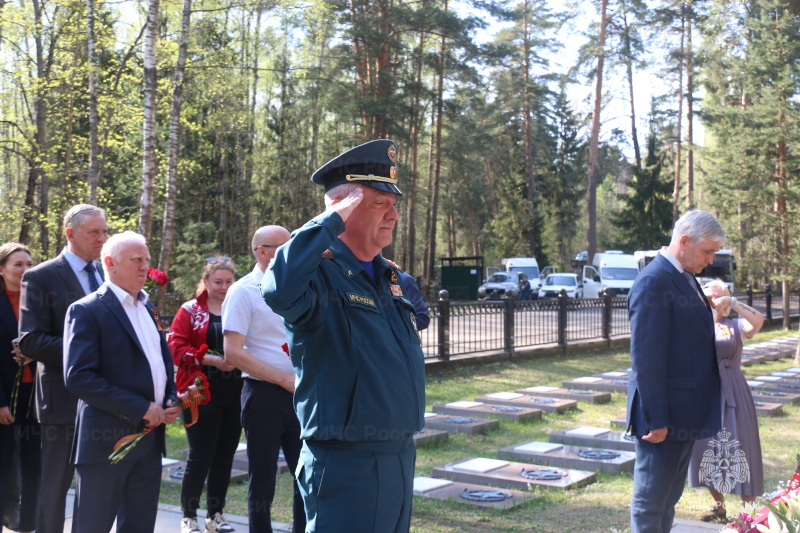 Личный состав Ногинского ордена Жукова спасательного центра принял участие в митинге на городском кладбище
