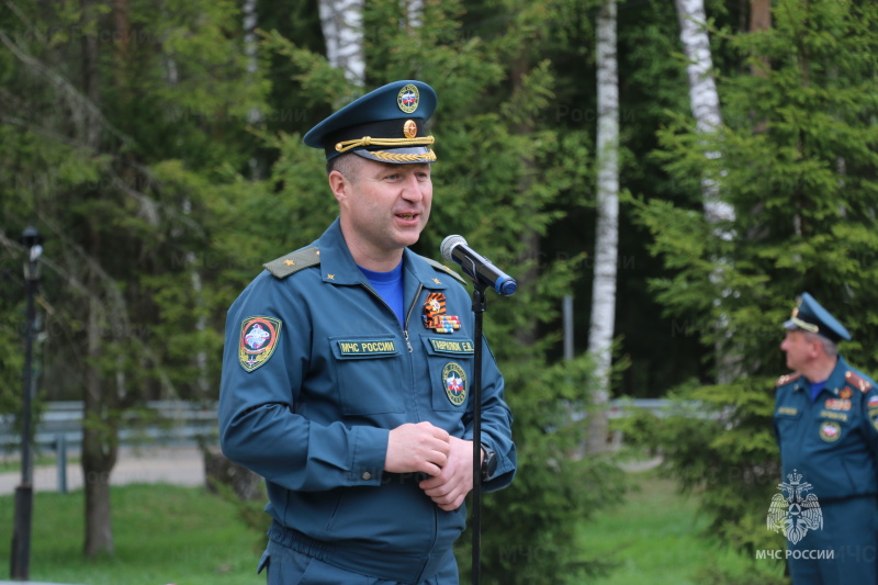 На территории домов офицерского состава Ногинского ордена Жукова спасательного центра прошла акция "Семейное дерево"