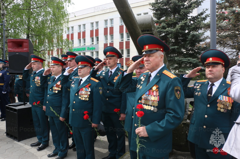 Личный состав Ногинского ордена Жукова спасательного центра МЧС России принял участие в памятных мероприятиях 9 мая на площади Победы города Ногинска