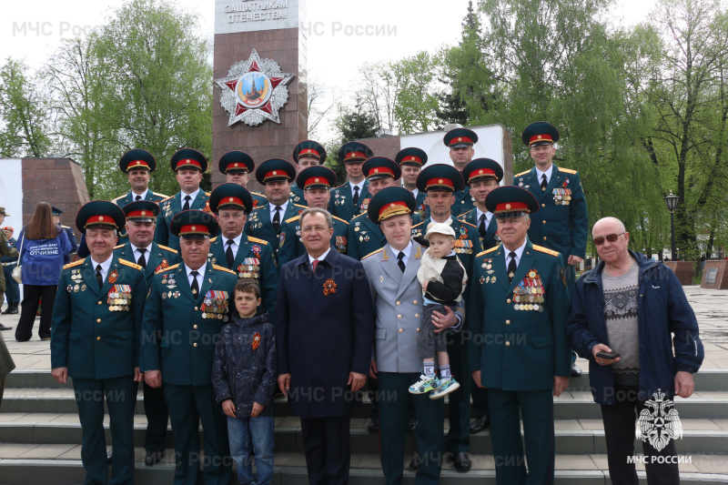Личный состав Ногинского ордена Жукова спасательного центра МЧС России принял участие в памятных мероприятиях 9 мая на площади Победы города Ногинска