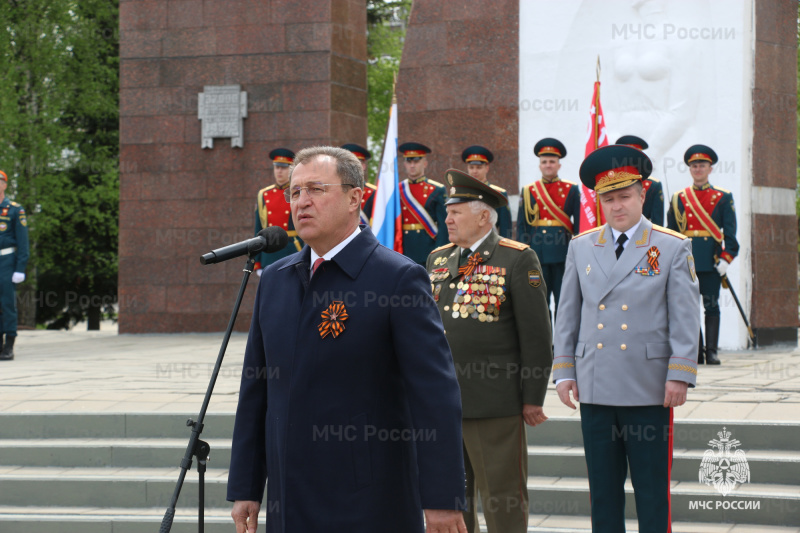 Личный состав Ногинского ордена Жукова спасательного центра МЧС России принял участие в памятных мероприятиях 9 мая на площади Победы города Ногинска