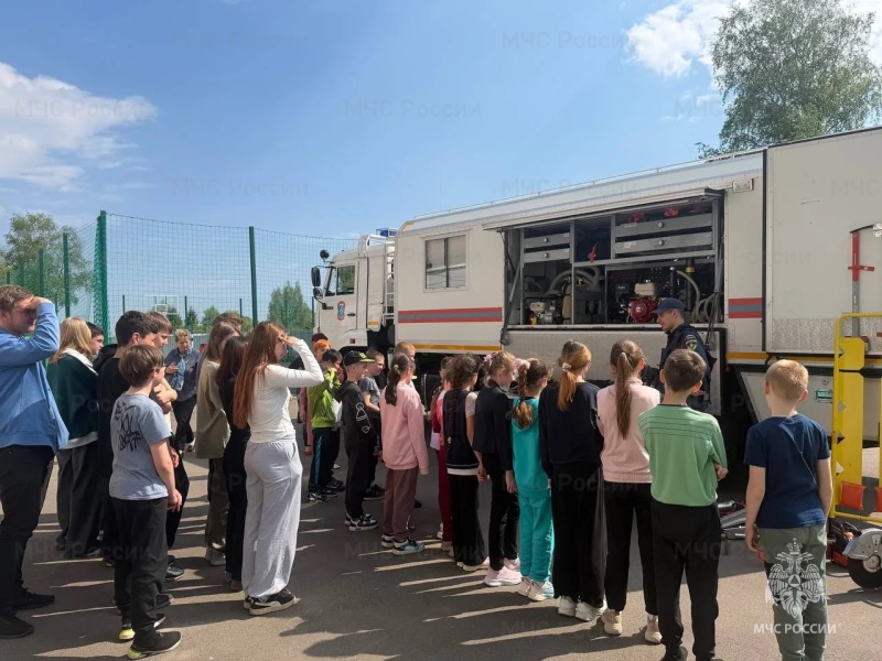 Личный состав Ногинского ордена Жукова спасательного центра провел занятие для учащихся
